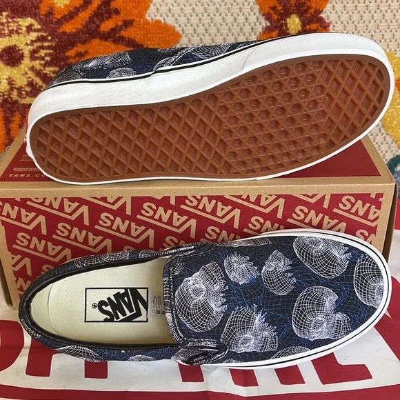 Vans Classic Slip-On
(Wireframe Skulls) Black/Trwht 
VNOA33TB9IB
WMNS sneakers - Picture 4 of 16